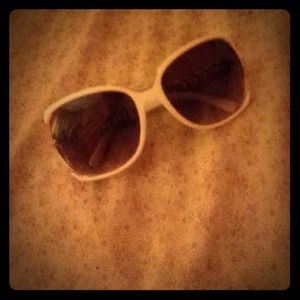 White and sliver glasses